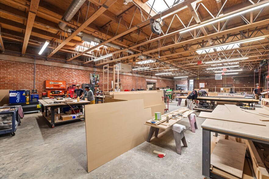 More Photos Of 1458 E 58th Pl, Los Angeles Showroom For Lease