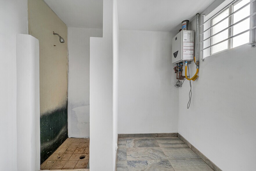 More Photos Of 23045 Drayton St, Santa Clarita Warehouse For Sale