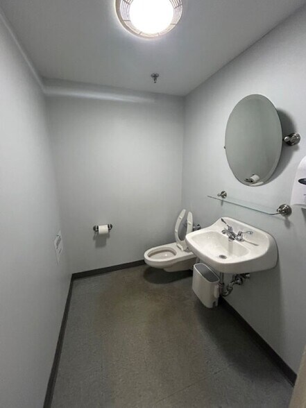 More Photos Of 7 Perimeter Rd, Manchester Light Manufacturing For Lease