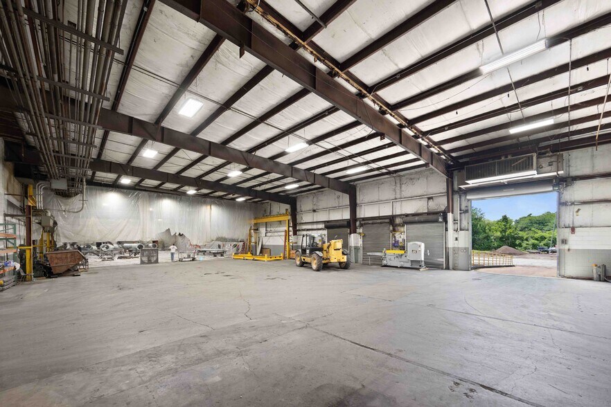 More Photos Of 450 Bennett Dr, Pulaski Manufacturing For Sale