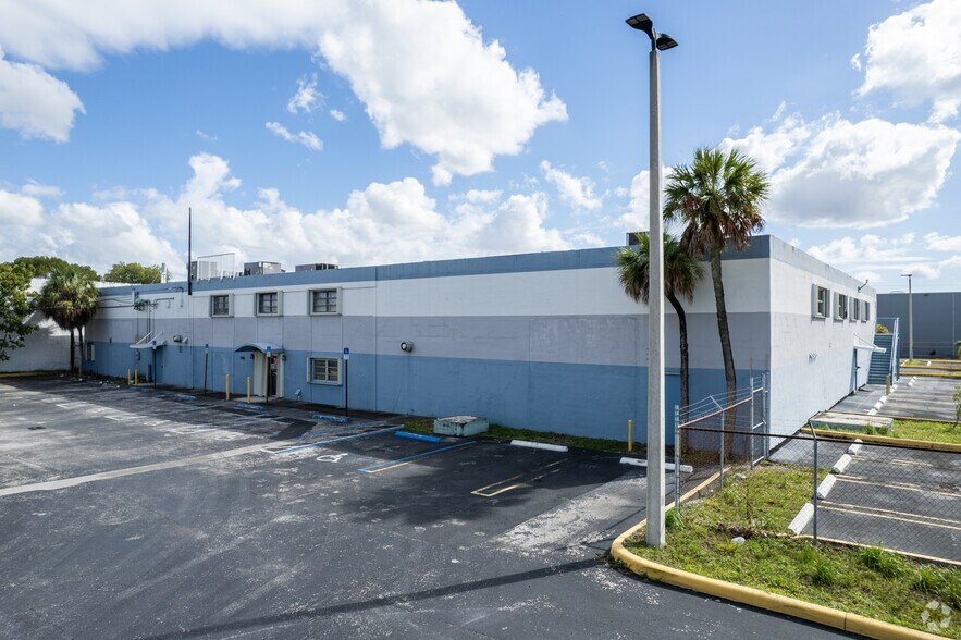 More Photos Of 7262 NW 68th St, Miami Office For Lease