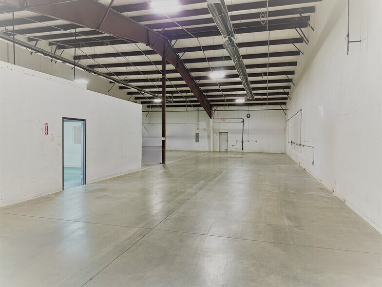 More Photos Of 4005-4009 S Valley Dr, Mead Warehouse For Lease