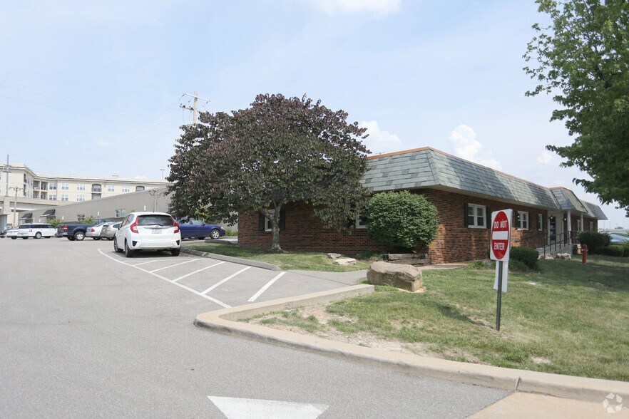 More Photos Of 290-292 Hanley Industrial Ct, Brentwood Warehouse For Lease