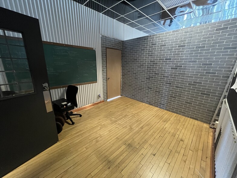 More Photos Of 1034 S 18th St, Manitowoc Flex For Lease