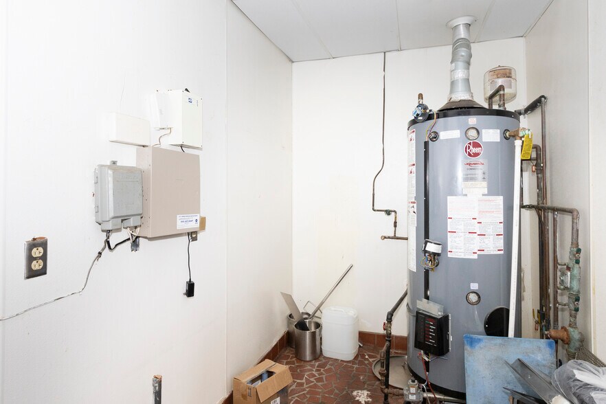 More Photos Of 1704-1710 W Main St, Central Restaurant For Lease