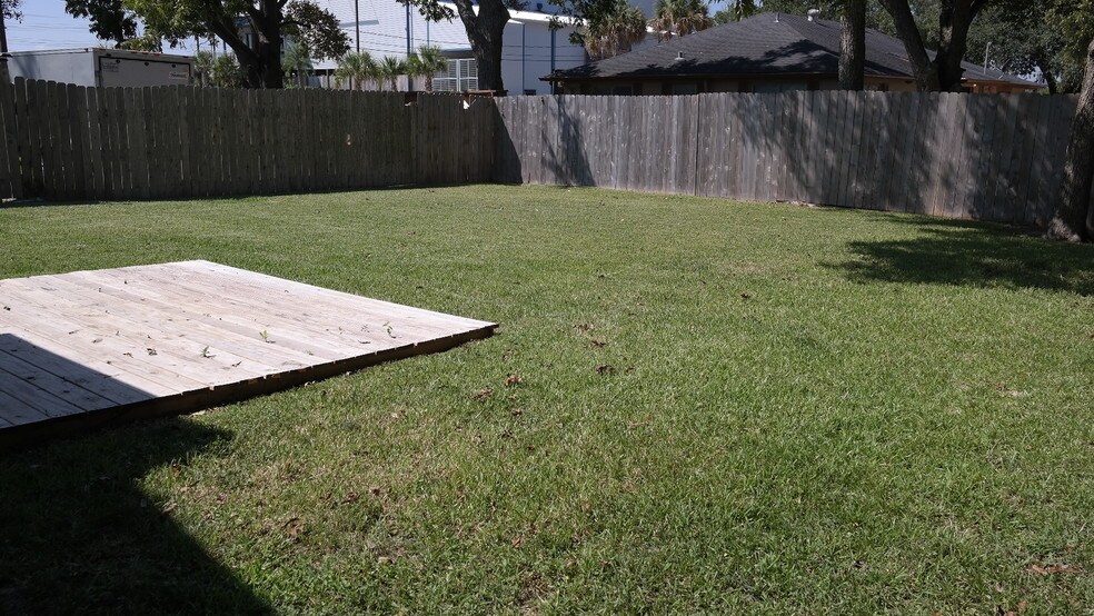 More Photos Of 1105 N Meyer Rd, Seabrook Office For Sale