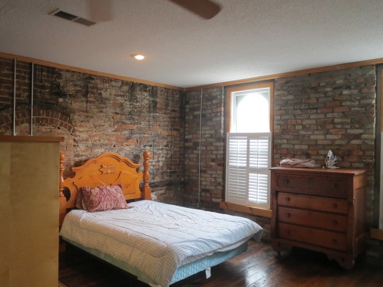 More Photos Of 105 W Main St, Elkin Office For Sale