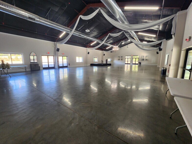 Primary Photo Of 232 Bordeaux Dr, Thomson Specialty For Sale