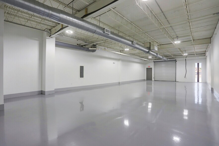 More Photos Of 9000 Parkwest Dr, Houston Light Distribution For Lease