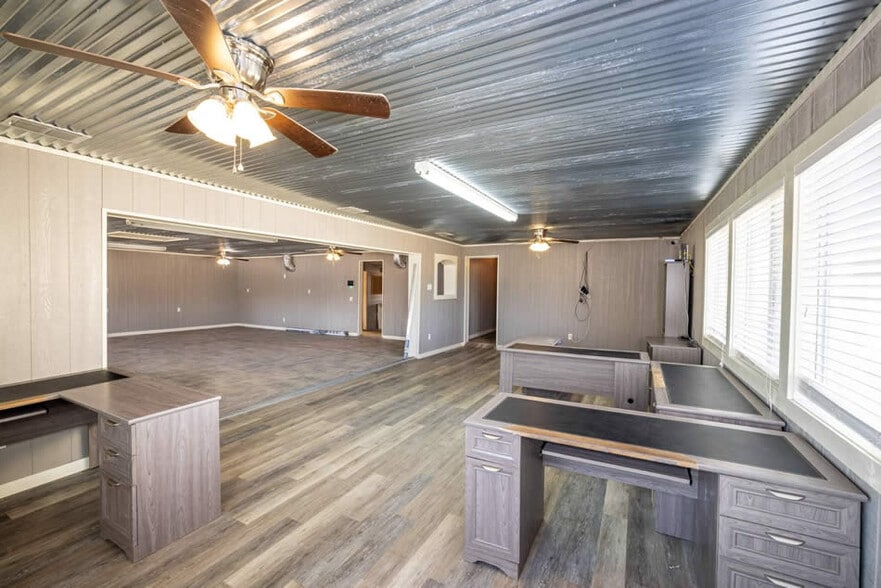 More Photos Of 713 N Riedel St, Yorktown Office For Sale