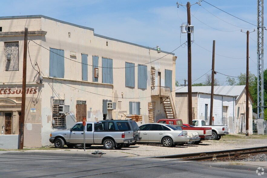 More Photos Of 300 Fredericksburg Rd, San Antonio Warehouse For Lease