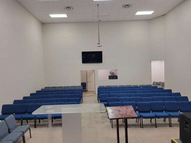 More Photos Of 5450 Lee St, Lehigh Acres Showroom For Lease