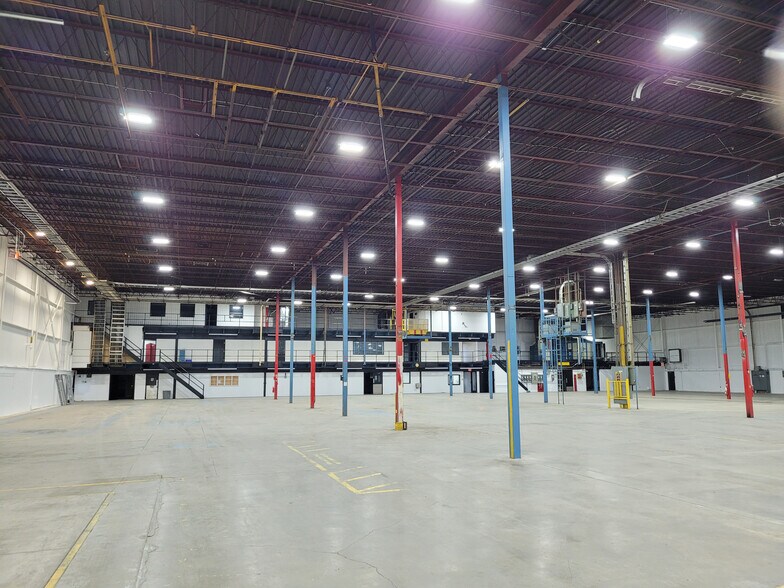 More Photos Of 125 Irwin St, Chatham Warehouse For Lease