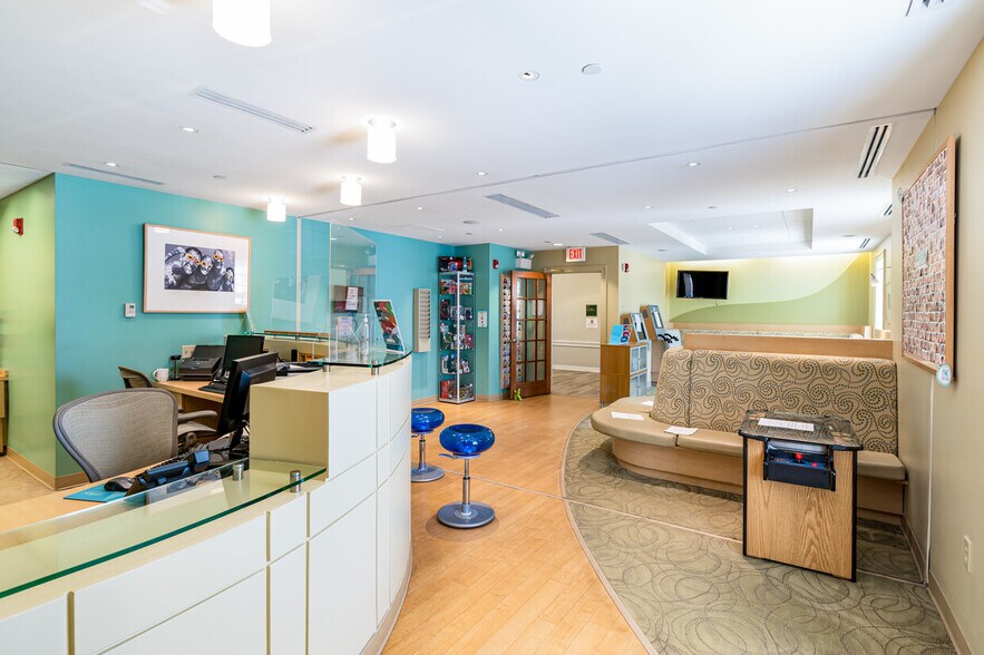 More Photos Of 6101 Redwood Square Ctr, Centreville Medical For Sale