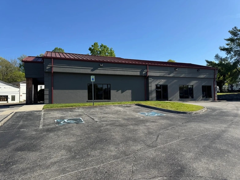 More Photos Of 1819 E Broadway Ave, Maryville Bank For Sale