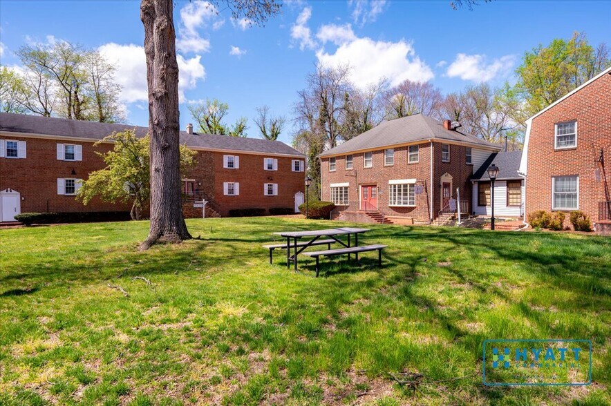More Photos Of 1666 Village Grn, Crofton Office For Sale