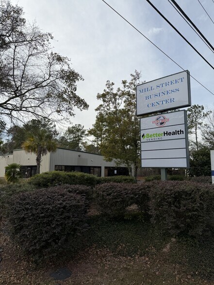 More Photos Of 3208 Mill St, Summerville Showroom For Lease