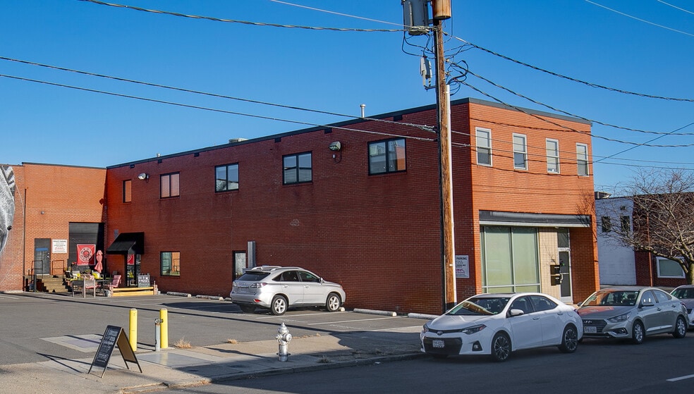 More Photos Of 3310 W Clay St, Richmond Showroom For Lease