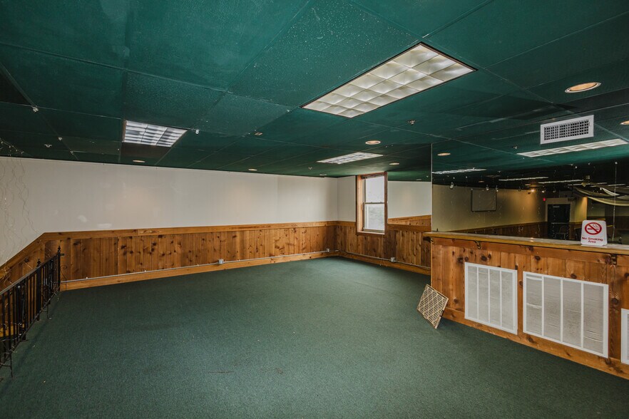 More Photos Of 830 N Kansas Ave, Topeka Bar For Sale