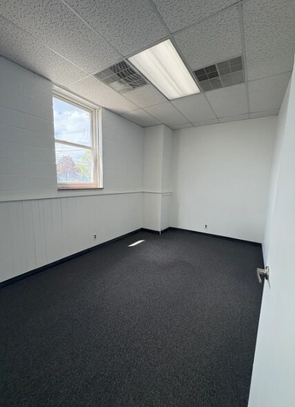 More Photos Of 987 S Mill St, Plymouth Office For Lease