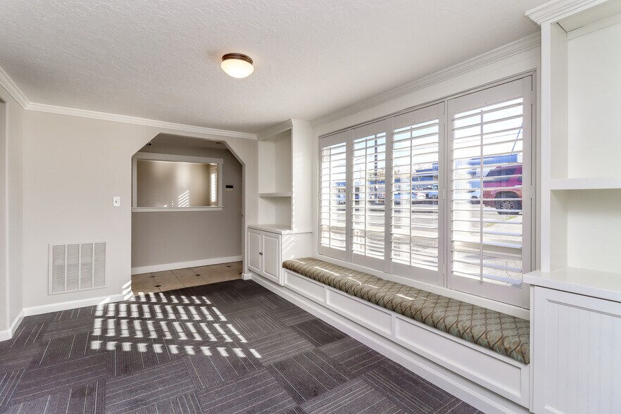 More Photos Of 3838 S Warner St, Tacoma Flex For Lease