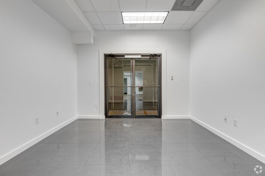 More Photos Of 5240-5260 NW 167th St, Hialeah Warehouse For Lease