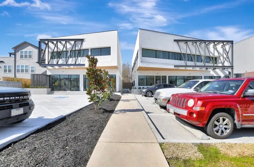 More Photos Of 6815 N Main St, Houston Unknown For Lease