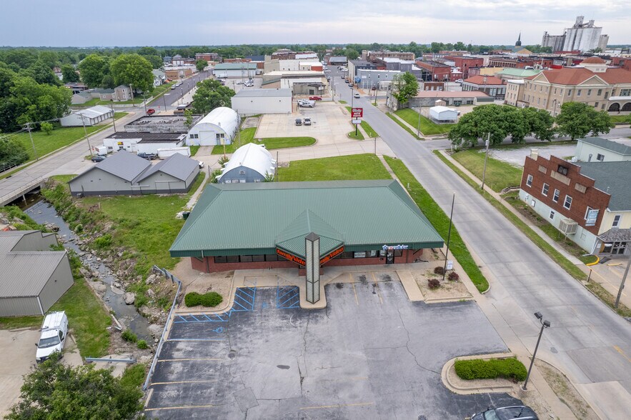 More Photos Of 206 N Western St, Mexico General Retail For Lease