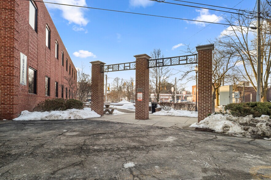 More Photos Of 107 S Main St, Almont Restaurant For Lease
