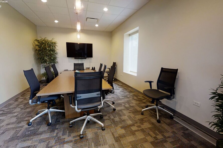 More Photos Of 721 Dundee Ave, Elgin Office For Lease