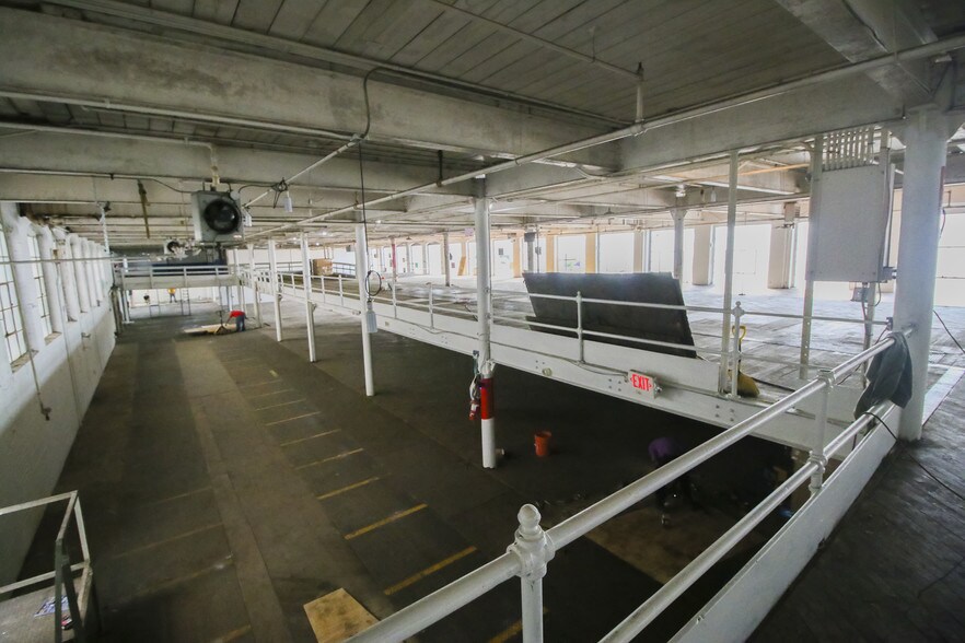 More Photos Of 39 Meade St, Trenton Distribution For Lease