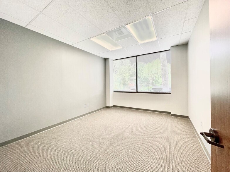 More Photos Of 333 N Rivershire Dr, Conroe Office For Lease