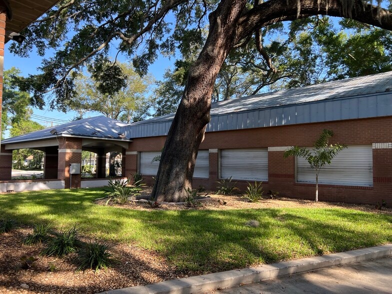 More Photos Of 328 W Brandon Blvd, Brandon Freestanding For Lease