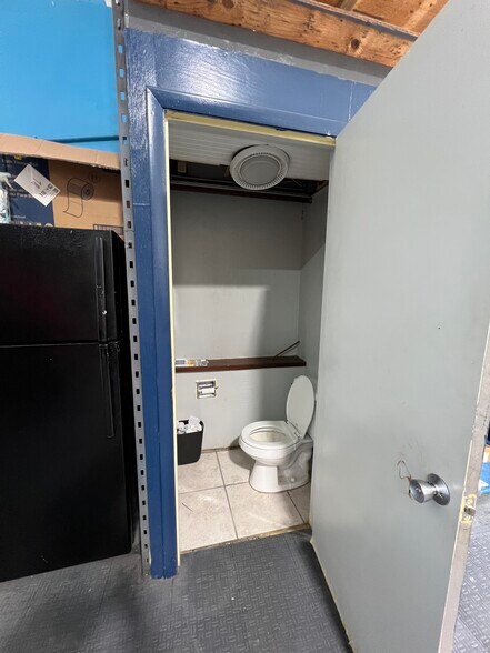 More Photos Of 4765 Spring Ave, Clearwater Manufacturing For Sale