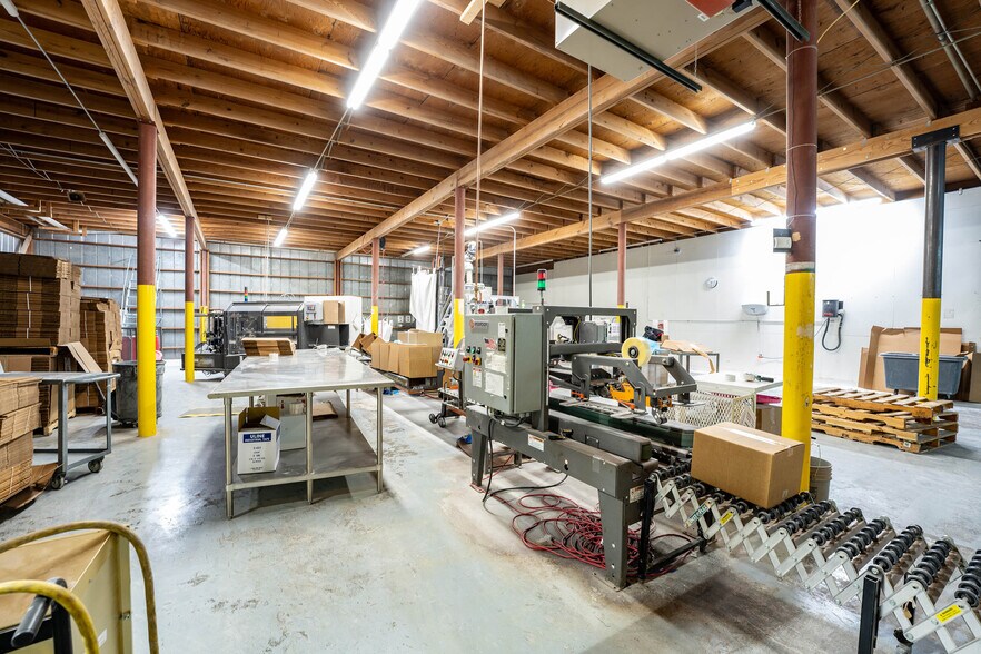More Photos Of 225 Lawton Ave, Hereford Manufacturing For Sale