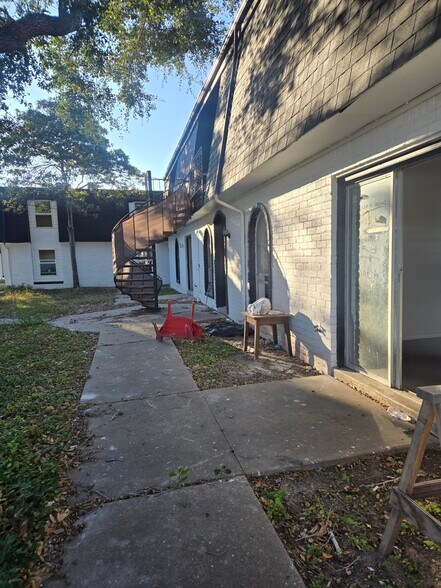 More Photos Of 1200 E Houston St, Beeville Apartments For Sale