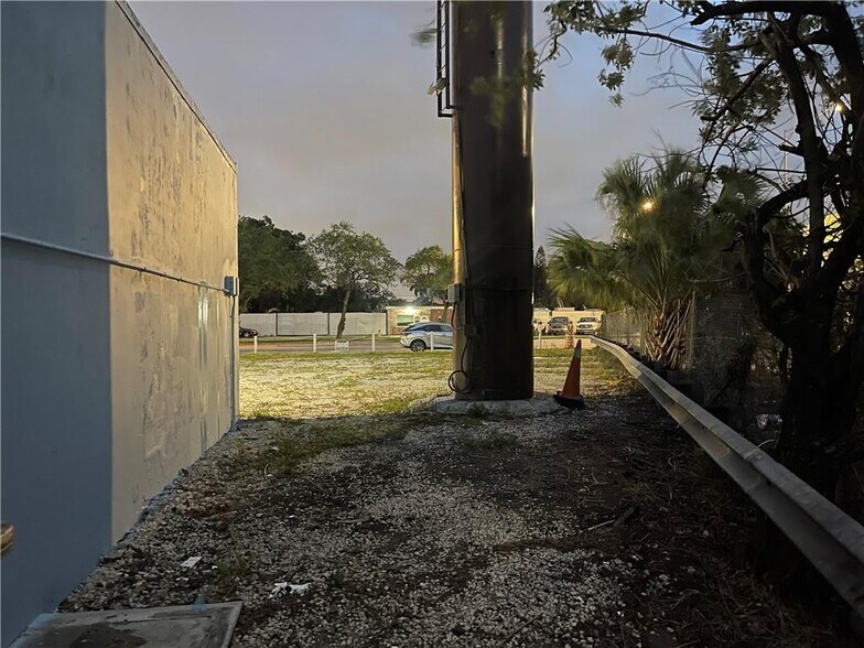 More Photos Of 665 W Prospect Rd, Oakland Park Showroom For Lease