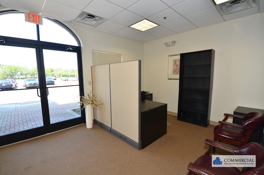 More Photos Of 13538 Village Park Dr, Orlando Office Residential For Lease