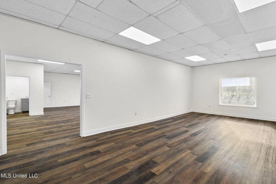More Photos Of 148 Weisenberger Rd, Madison Flex For Lease