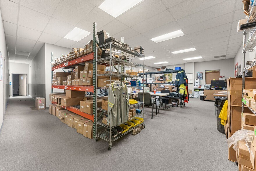 More Photos Of 3917 Old Flowery Branch Rd, Oakwood Flex For Lease