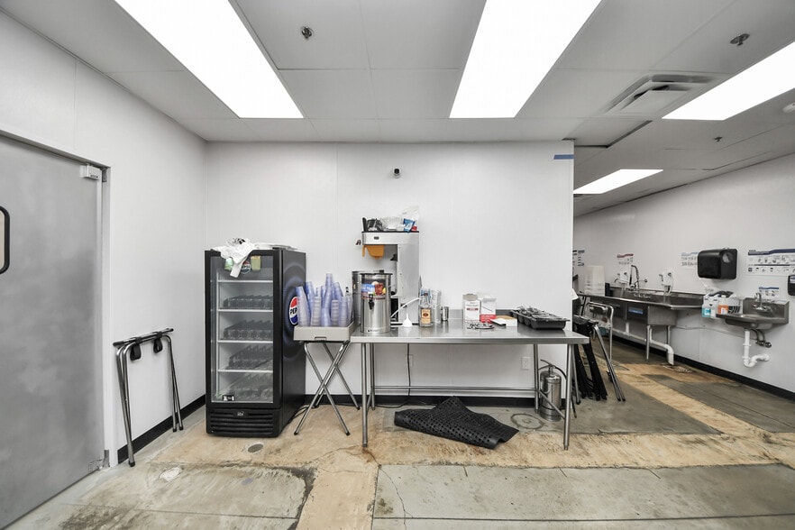More Photos Of 30625 Kingsland Blvd, Brookshire Storefront For Sale