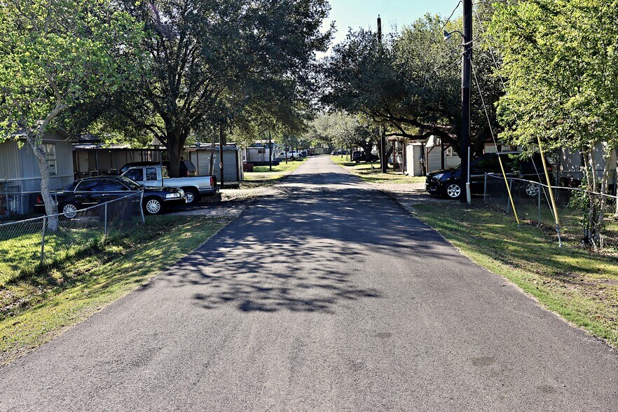 More Photos Of 2106 County Road 58, Rosharon Manufactured Housing Mobile Home Park For Sale