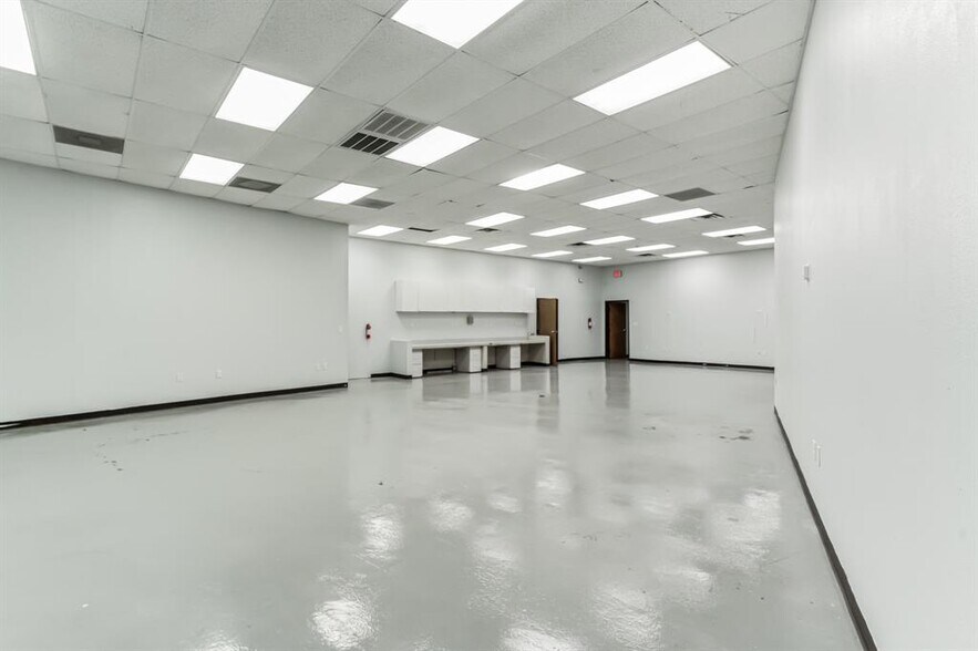 More Photos Of 425 Round Rock West Dr, Round Rock Light Distribution For Lease