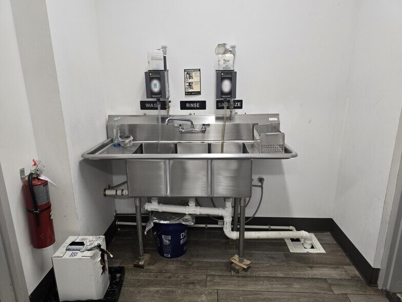 More Photos Of 2705 W Highway 30, Gonzales Freestanding For Lease