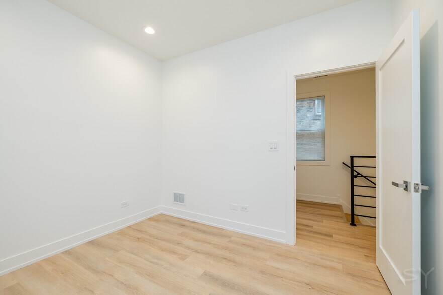 More Photos Of 6050 Eberhart ave, Chicago Apartments For Sale