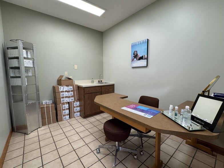 More Photos Of 915 N Main St, Bloomington General Retail For Sale