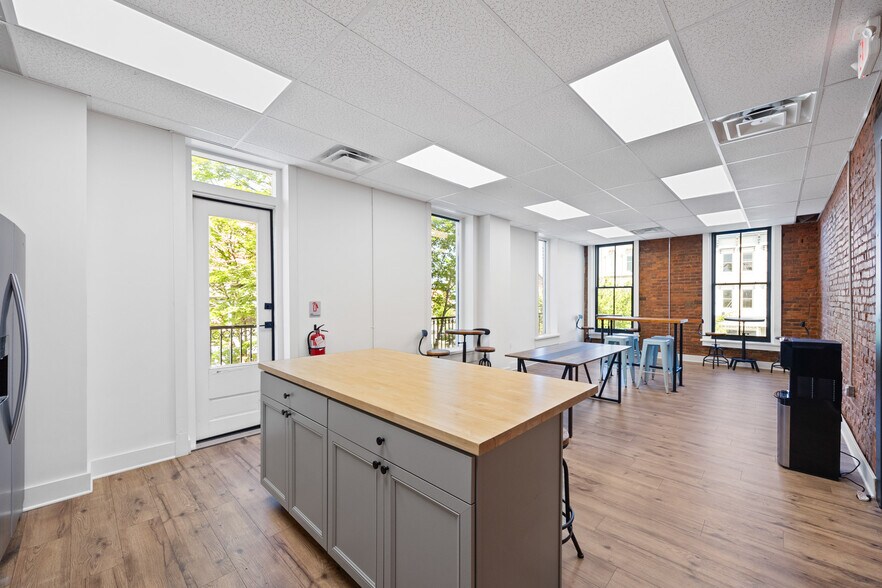 More Photos Of 227 Pearl St, New Albany Office For Lease