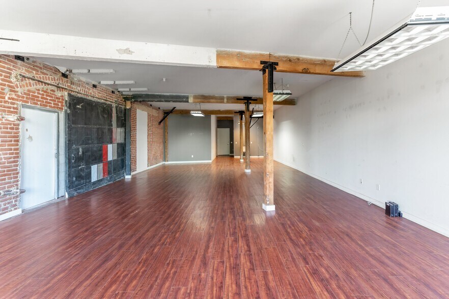 More Photos Of 2079 E 15th St, Los Angeles Flex For Lease