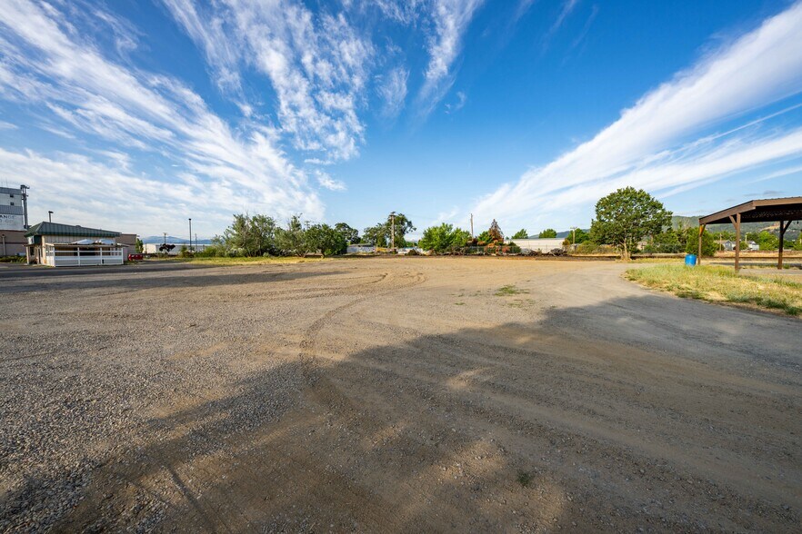 More Photos Of 211 Front St, Central Point General Retail For Sale