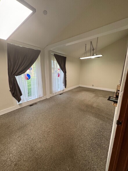 More Photos Of 111 Aiken St, Hope Light Distribution For Lease